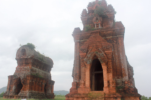 Ai[-]đã[-]đối[-]xử[-]thô[-]bạo[-]với[-]tuyệt[-]tác[-]tháp[-]cổ[-]Champa[-]ở[-]Bình[-]Định?
